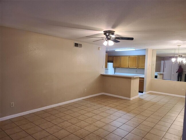 Foto del edificio - 8267 Creekbend Dr