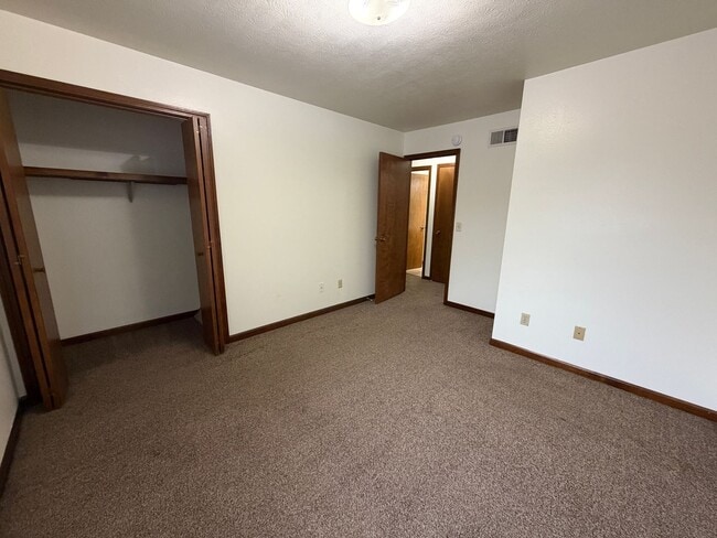 Building Photo - 517-E S Silverwood Lane