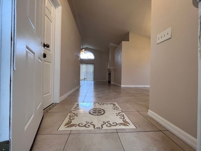 Building Photo - Move In 3Bed 2Bath Home / Fenced In Backyard