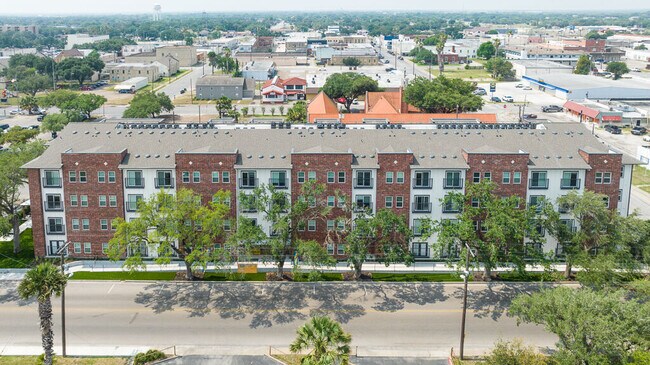 Foto del edificio - Fishpond at Alice