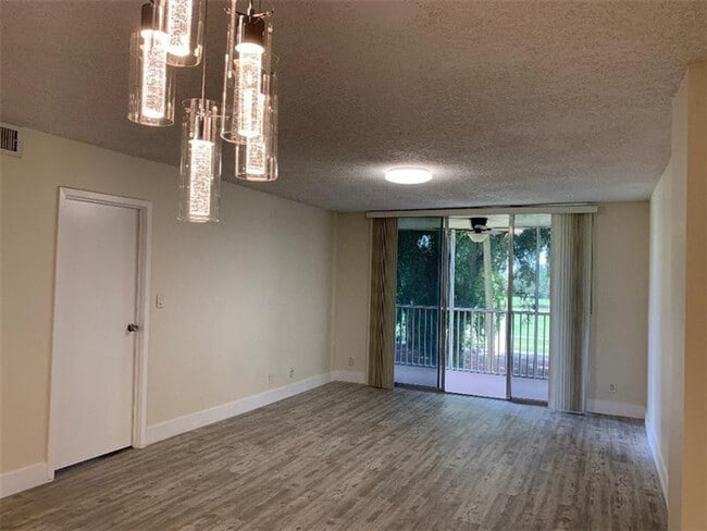 Building Photo - 250 Jacaranda Dr
