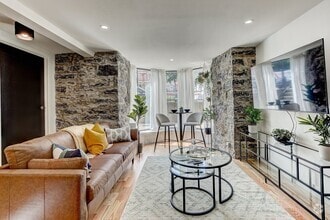 Building Photo - 5285 Av. du Parc