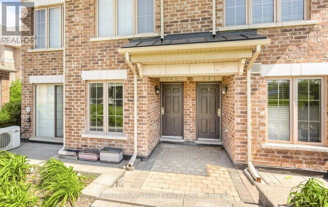 Building Photo - 2441 Greenwich Dr
