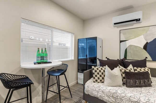 Building Photo - Astor Community