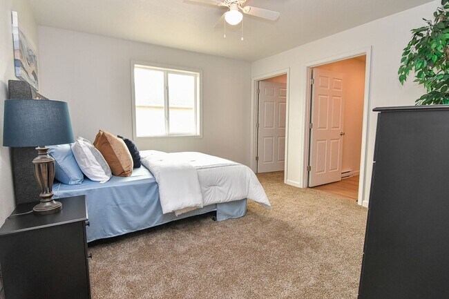 Foto del edificio - 3 Bedroom, Single-story Townhomes for rent...