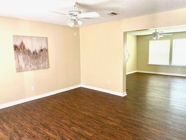 Foto del edificio - Huge home features 4 bedrooms & 2.5 baths for Rent!