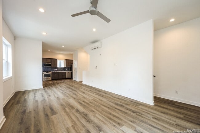 Foto del edificio - 210 W Poplar St