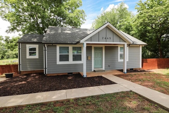 Building Photo - 2645 Roslyn Ave