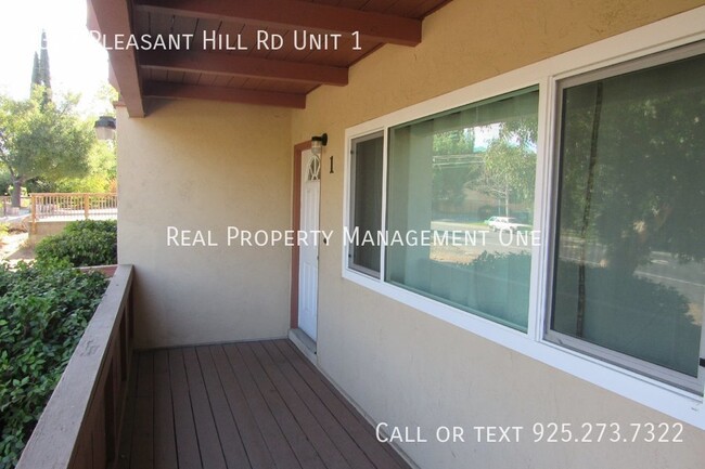 Building Photo - Remodeled Spacious 3 Bed, 2.5 Bath Townhom...