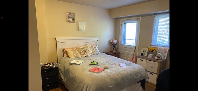 Dormitorio 2 - 551 S Clark St