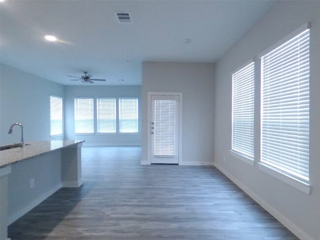 Foto del edificio - 9835 Willow Creek Commerce Dr