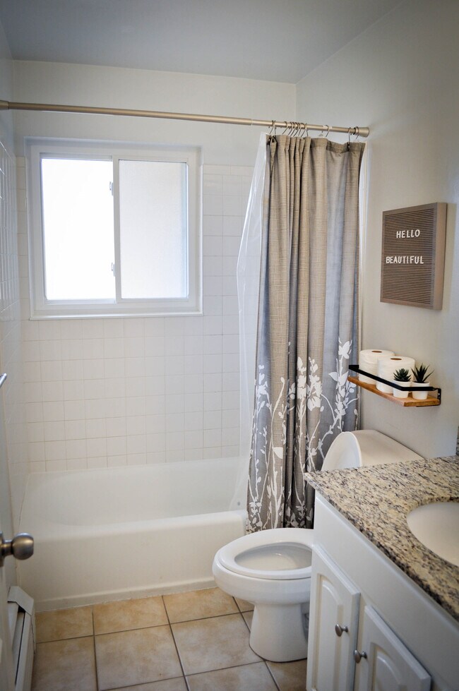 Main Unit - Bathroom - 4302 Umatilla St