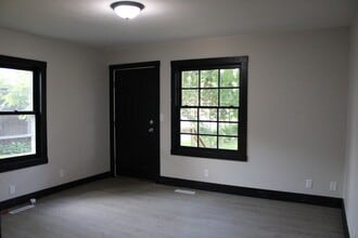 Building Photo - 313 S 6th St