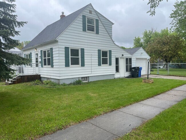Building Photo - 1 1/2 Story Home in Fargo 3 bedrooms, 2 Ba...