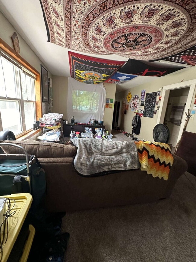 Foto del edificio - 3 Bed 1 Bath near UWEC! Available June 1st!