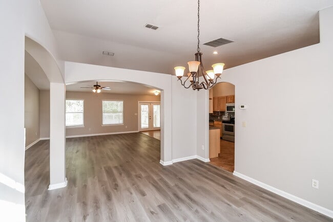 Foto del edificio - 1299 Summit Oaks Dr E