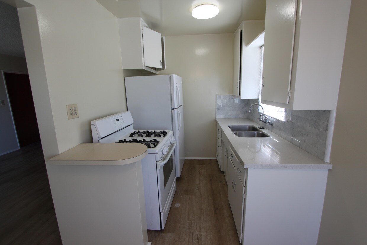 Kitchen - 2516 S Genesee Ave