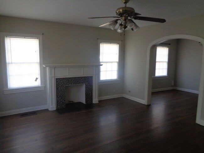 Building Photo - Nice and Spacious