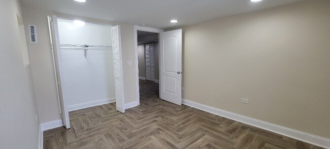 Building Photo - 7032 S Maplewood Ave