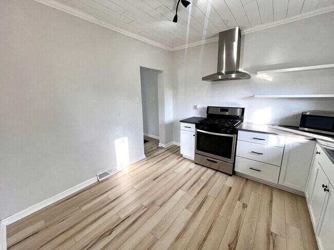 Foto del edificio - 3 Bedroom 1.5 Bath - Updated Home for Rent