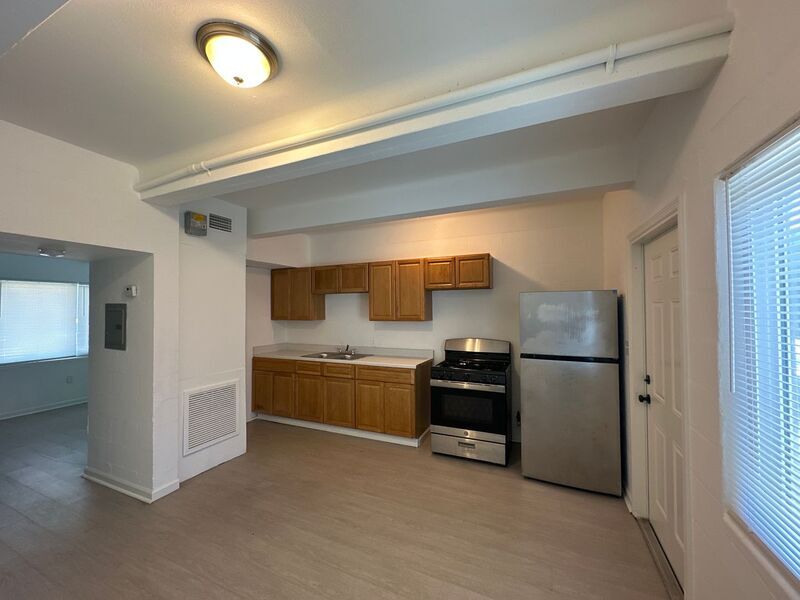 Foto principal - 827 E University Blvd