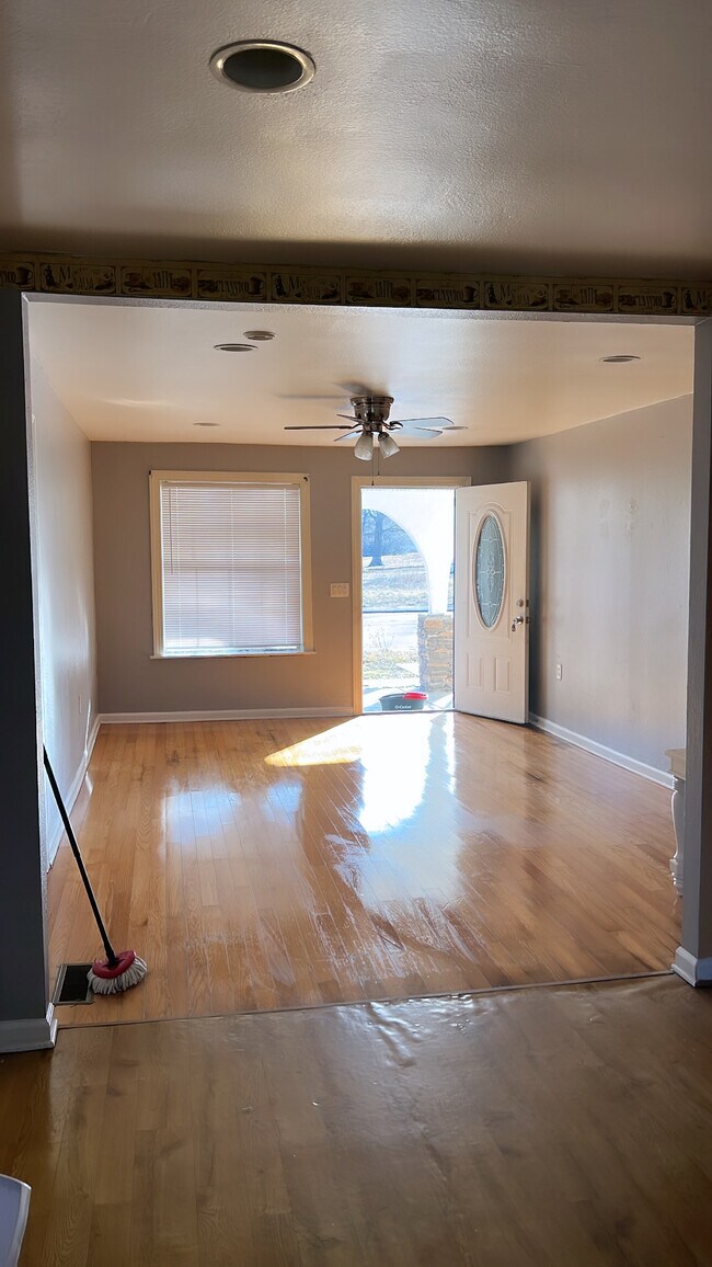 Building Photo - 502 Vena Stuart Dr