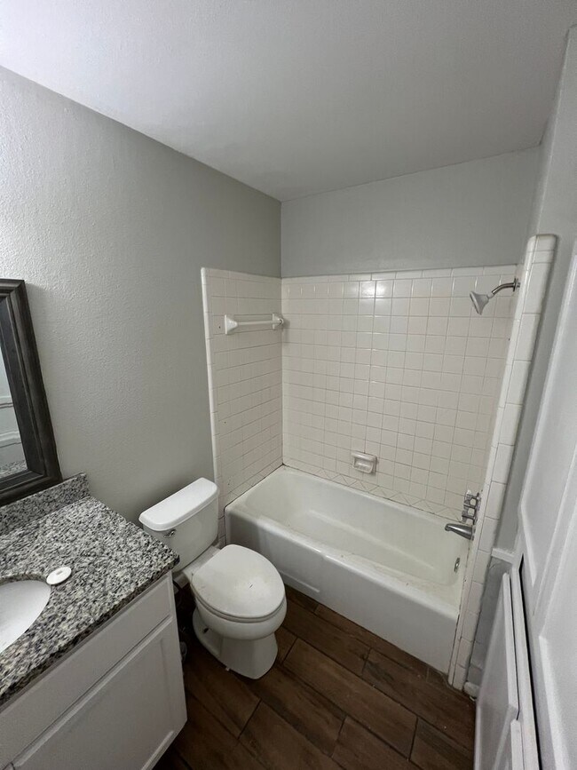 Building Photo - Remodeled 3 bed/2 bath in quiet neighborhood!