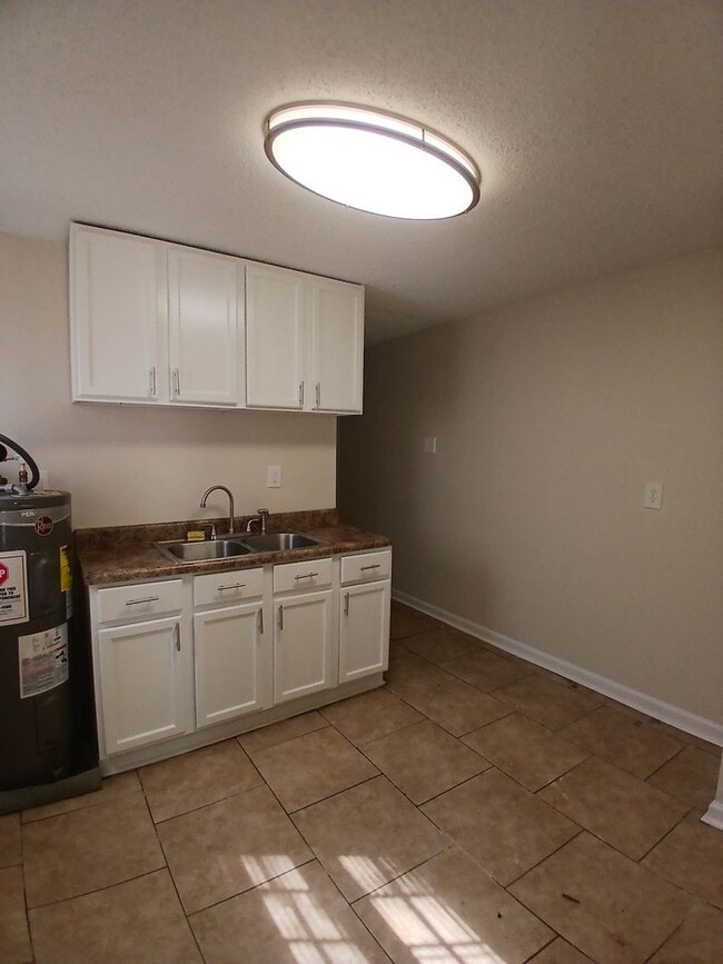 Building Photo - Newly Renovated | 2 Bedroom 1 Bath | Duple...