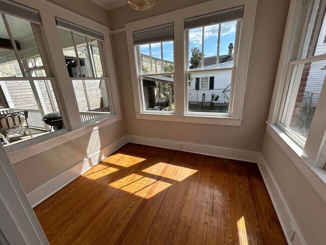 Foto del edificio - **Charming 1920s Single-Family Home with Private Parking in the Heart of Charleston**