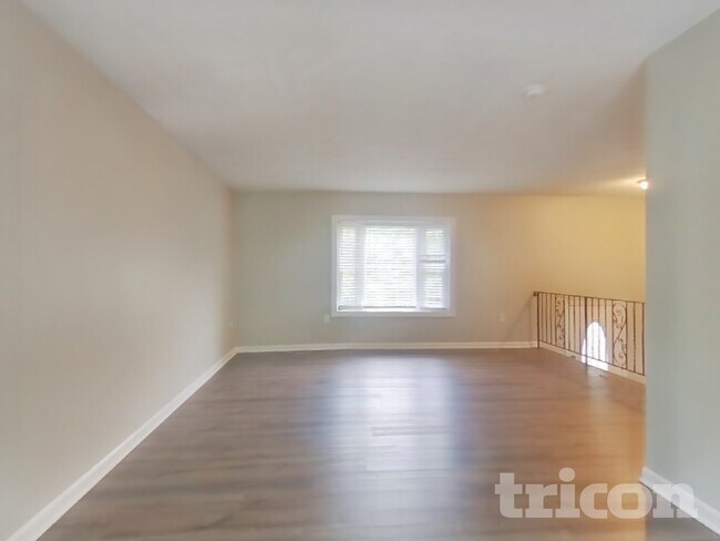 Foto del edificio - 1350 Redwood Cir