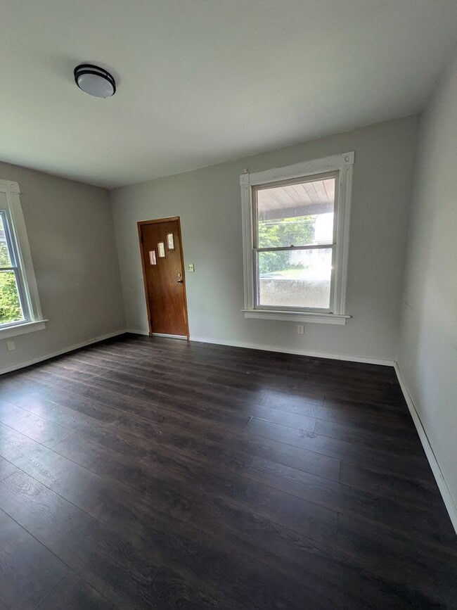 Building Photo - 2 bed 1 bath with 1st floor laundry and of...