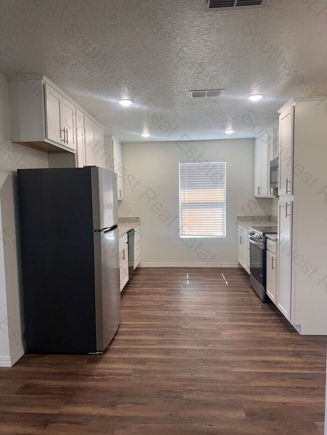 Building Photo - New Spacious 2 bedroom 2 bath Duplex.