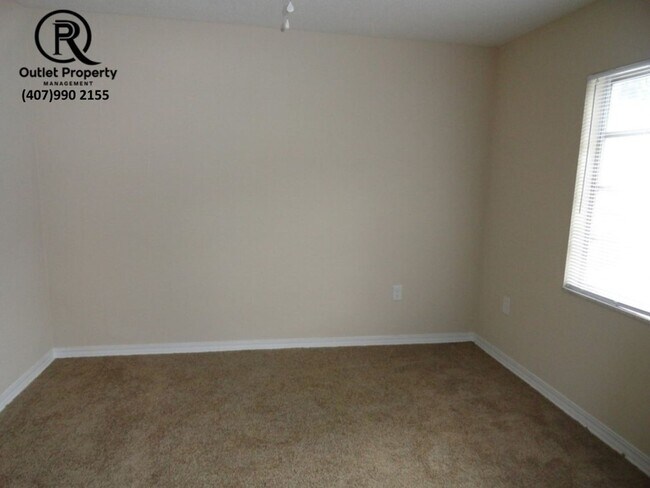 Building Photo - This Beautiful 2 Bedroom 1 Bath Duplex ***...