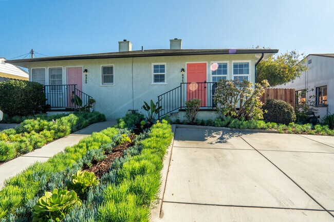 Foto del edificio - 8460 Kittyhawk Ave