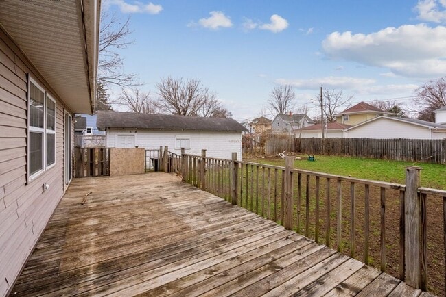 Building Photo - 503 Iowa St