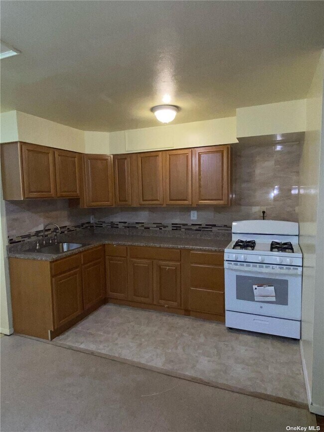 Foto del edificio - 272 Cozine Ave