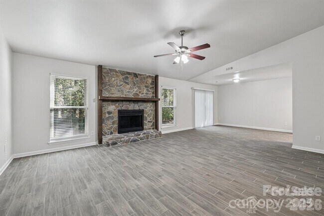 Foto del edificio - 7030 Huntsmaster Dr