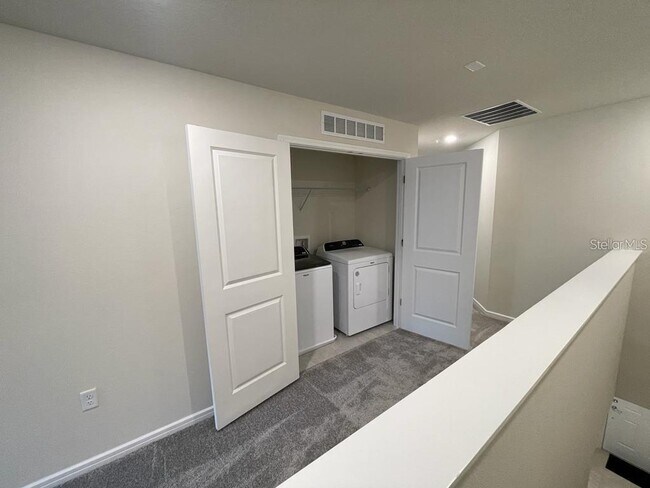 Foto del edificio - 2800 Bright Bird Ln