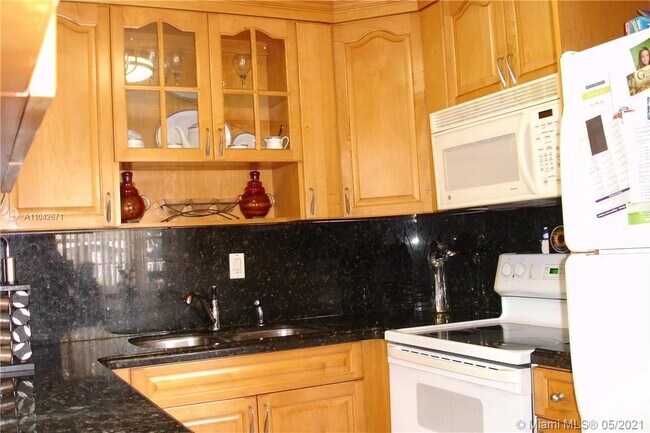 Building Photo - 5930 NE 2nd Ave