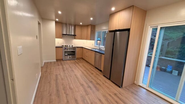 Building Photo - 3Bed/2.5Ba Tri-Level Home with Views, Solar, and Private Yard – Glen Park