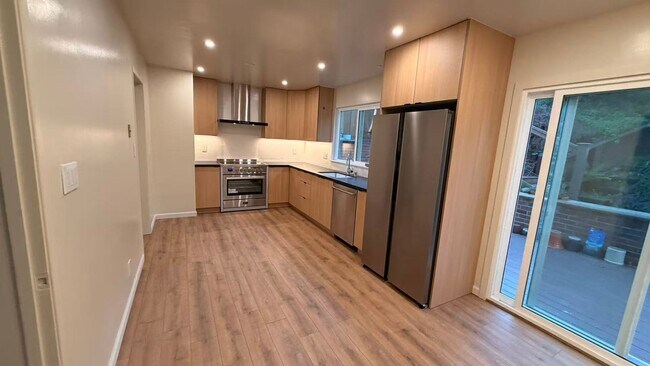 Foto del edificio - 3Bed/2.5Ba Tri-Level Home with Views, Solar, and Private Yard – Glen Park