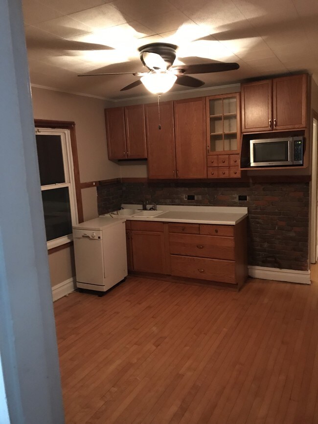 Kitchen west - 632 Marengo Ave