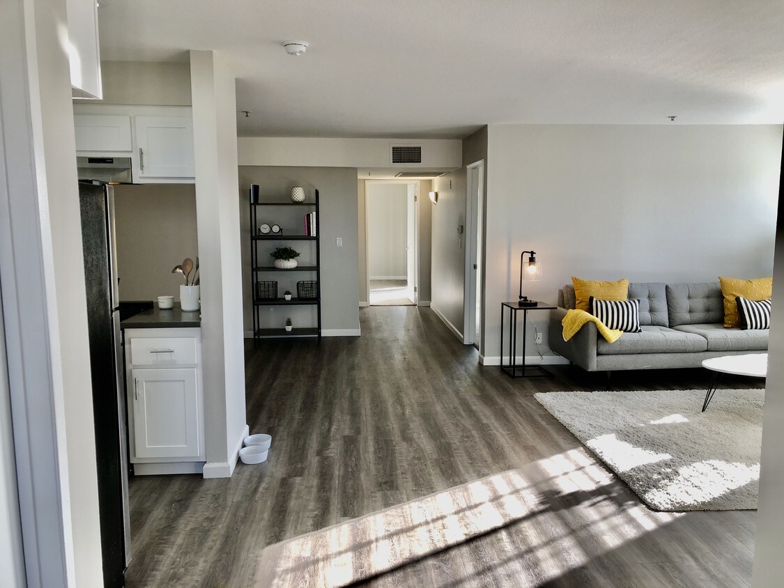 Foto principal - 7581 Warner Ave