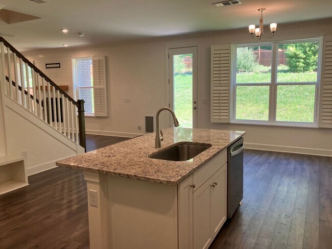 Building Photo - Spacious home with Cul de Sac Location