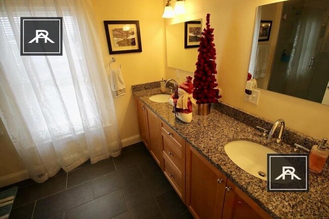 Foto del edificio - 4 bedroom in Newton MA 02458