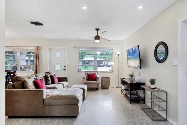 Foto del edificio - Charming 3 Bed/2 Bath + Den Home in Ringling Park – Minutes to Downtown Sarasota!