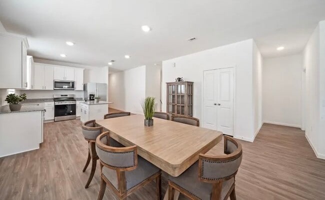 Foto del edificio - 248 Seven Pnes Dr