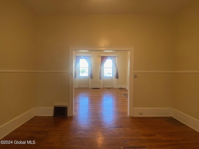 Building Photo - 118 3rd St