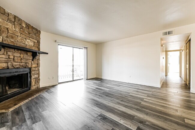 Foto del edificio - "Price Improvement! Spacious first floor, 3-Bed, 2-Bath Condo in Aurora-Easy Access to Airport, B...