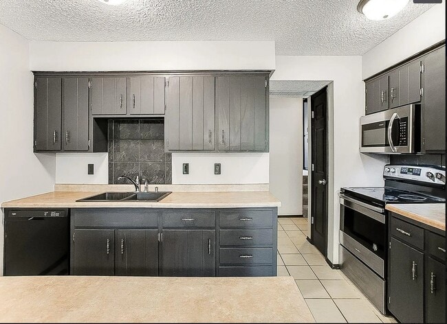 Building Photo - 14325 Fairway Dr